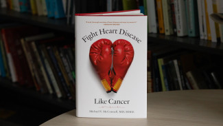 Book cover of Fight Heart Disease Like Cancer featuring two boxing gloves that form a heart shape